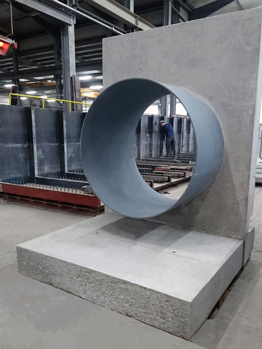 großer Betonwinkel mit rundem Loch