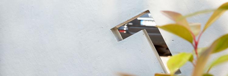 L-förmiges Loch in einer Betonwand, Blätter