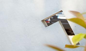 L-förmiges Loch in einer Betonwand