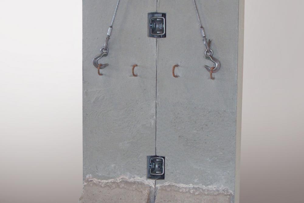 Spannschlösser in einer Winkelstütze