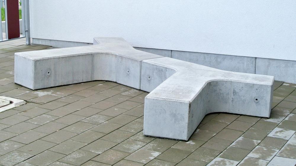 Betonowe bloki do siedzenia w kształcie litery Y