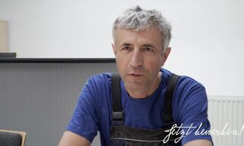 Mitarbeiter um Interview