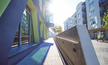 halbhohe, schräge Betontrennwand mit Geländer