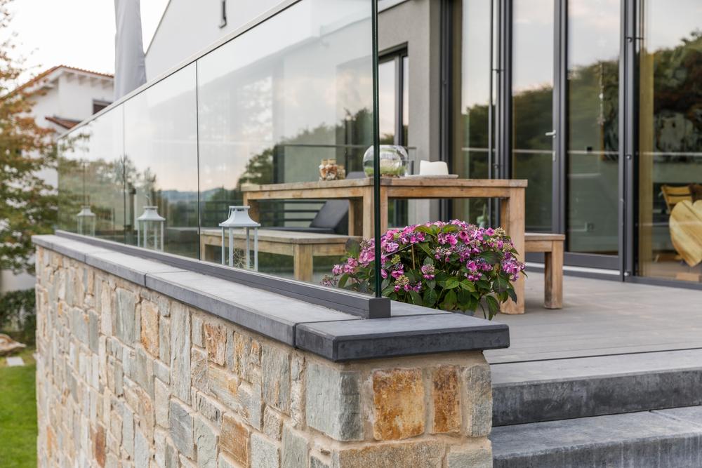 Natursteinmauer mit Betonabdeckplatte an einer Terrasse