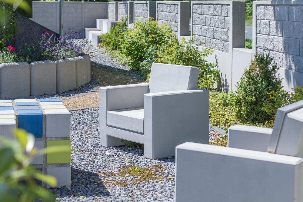 Betonsessel auf Kies
