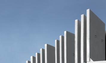 [Translate to Polski:] Betonteile vor blaume Himmel