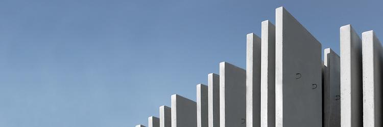 Betonteile vor blaume Himmel