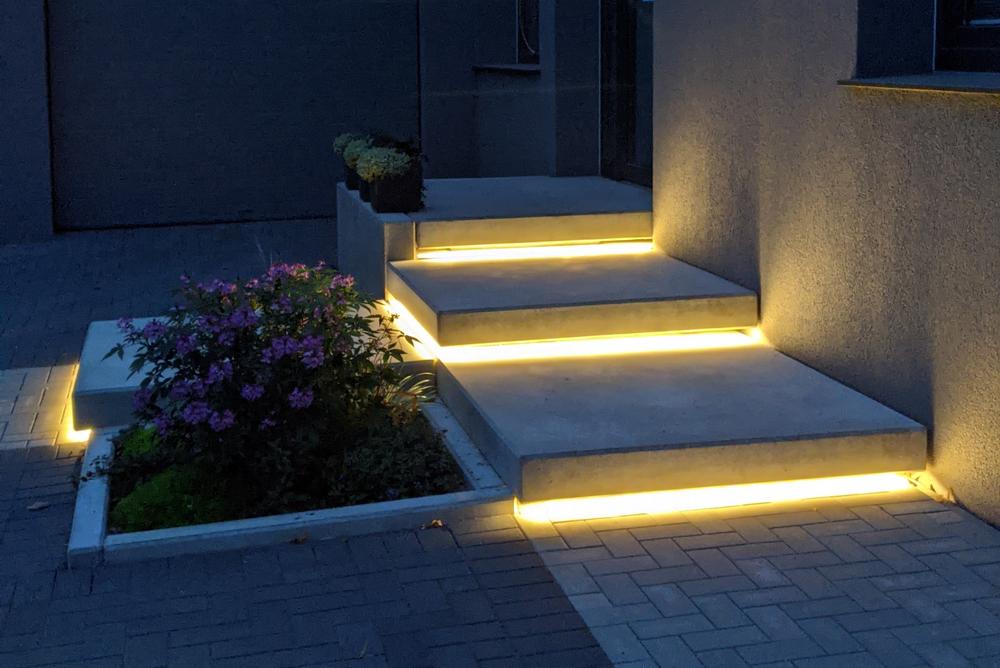 Betonstufen mit Beleuchtung bei Nacht