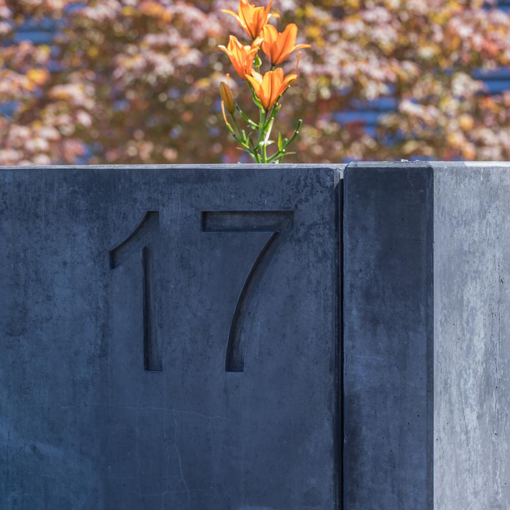 Dom numer 17 w ciemnej betonowej płycie
