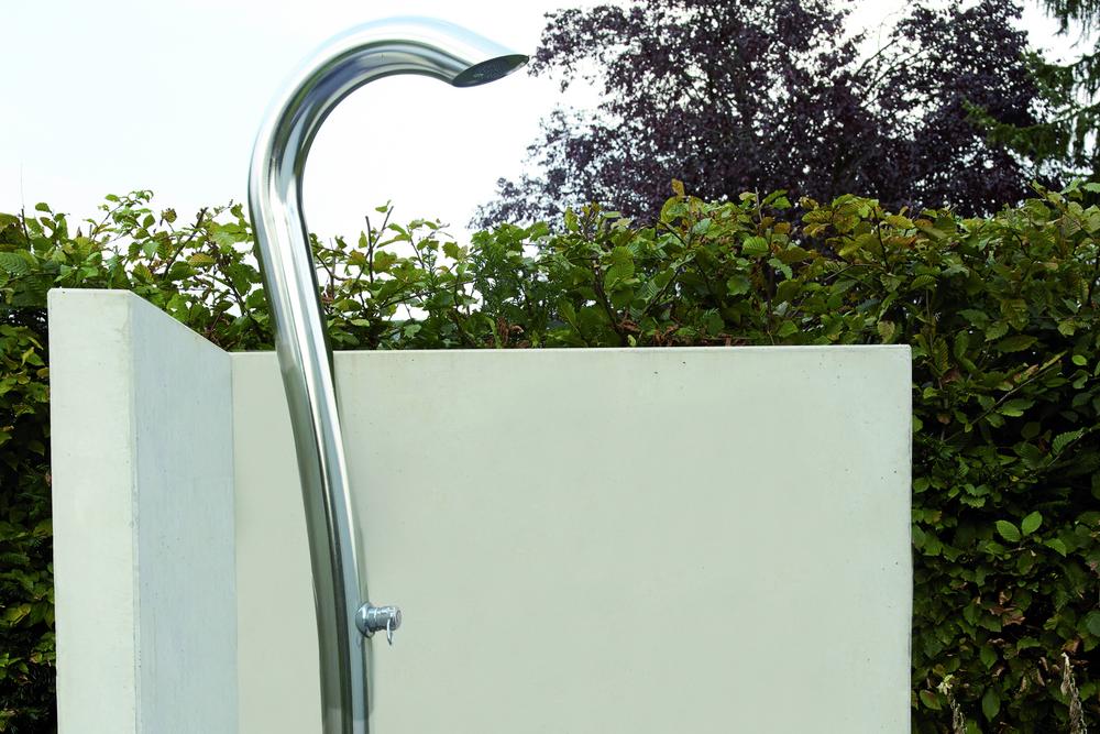 Eckwand aus Beton hinter einer Dusche in einem Freibad