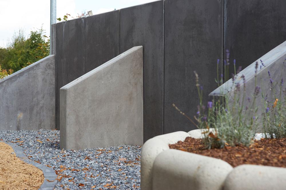 schräge Stütze an größerer dunkler Wand