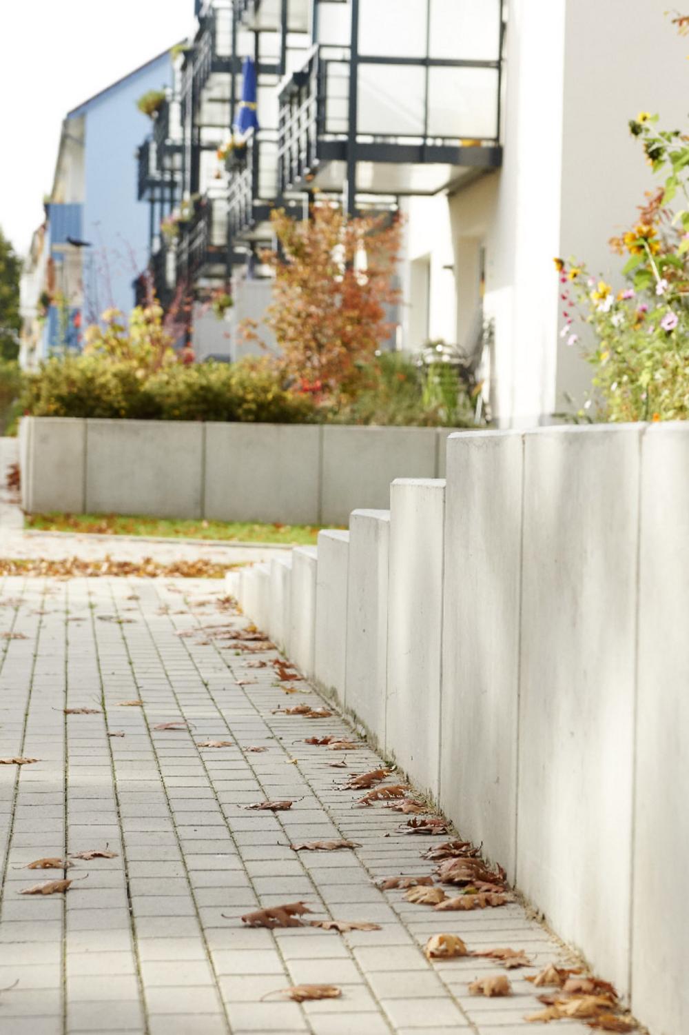 [Translate to Polski:] Gehweg mit stufigen Winkelstützen