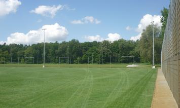 [Translate to Polski:] Sportplatz mit Gitterzaun