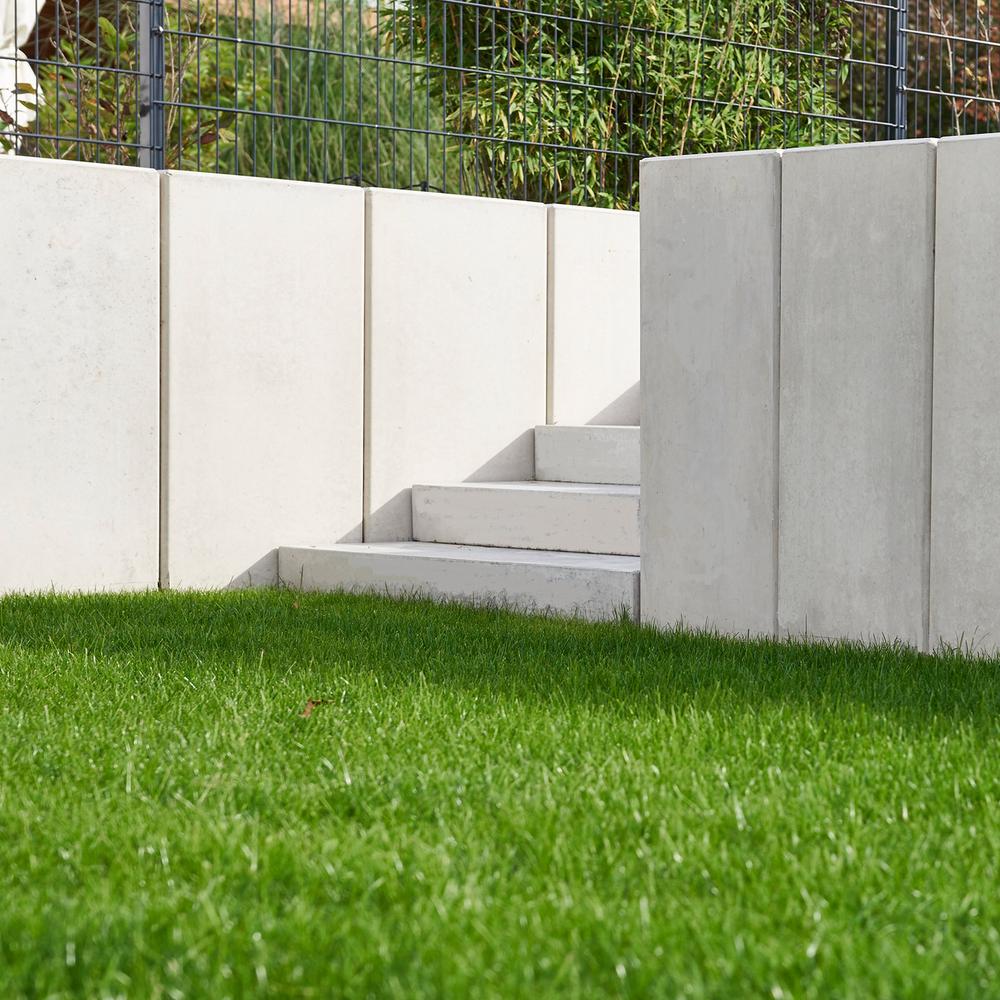[Translate to Polski:] Winkelstützen im Garten mit Treppe