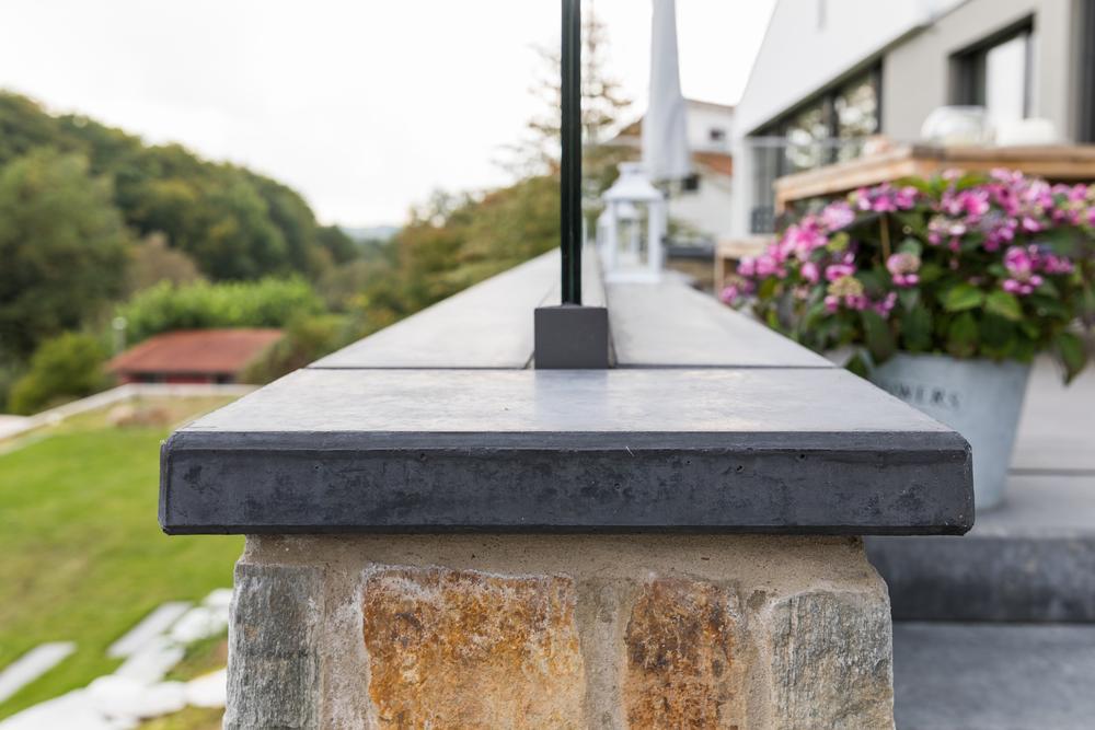 Betonplatte auf einer Gartenmauer