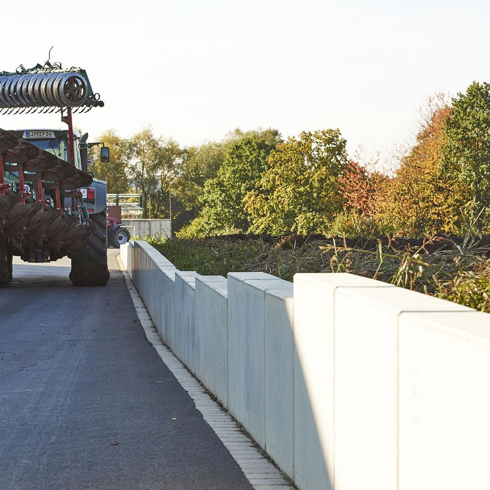 [Translate to Polski:] stufige Winkelstützen am Straßenrand