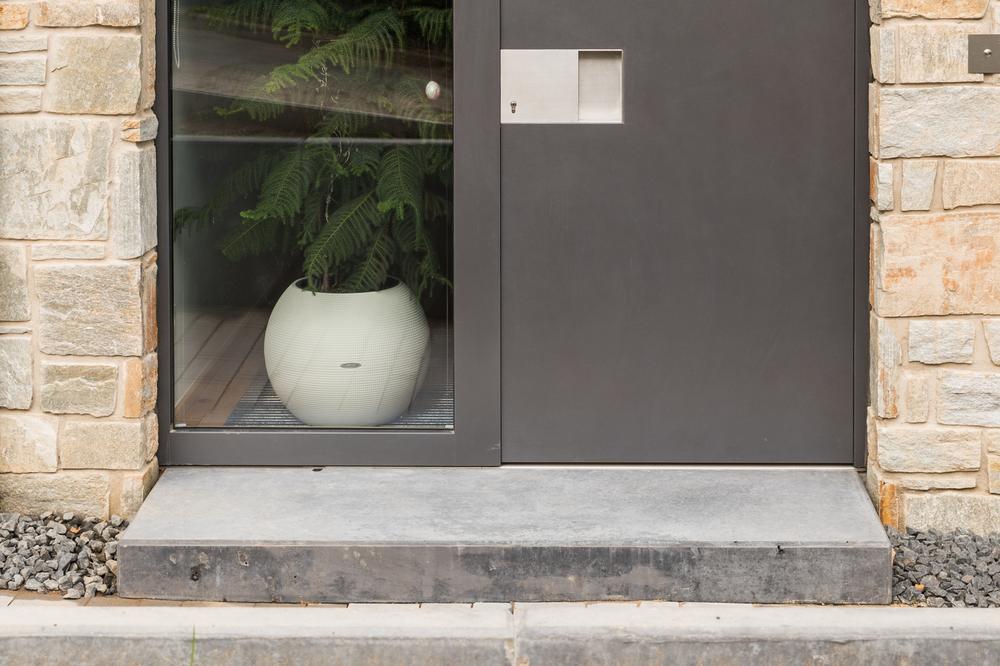 Cokół przed drzwiami wejściowymi