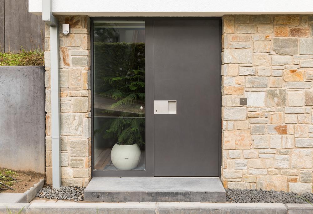 Hauseingang mit Podest im Kellergeschoss