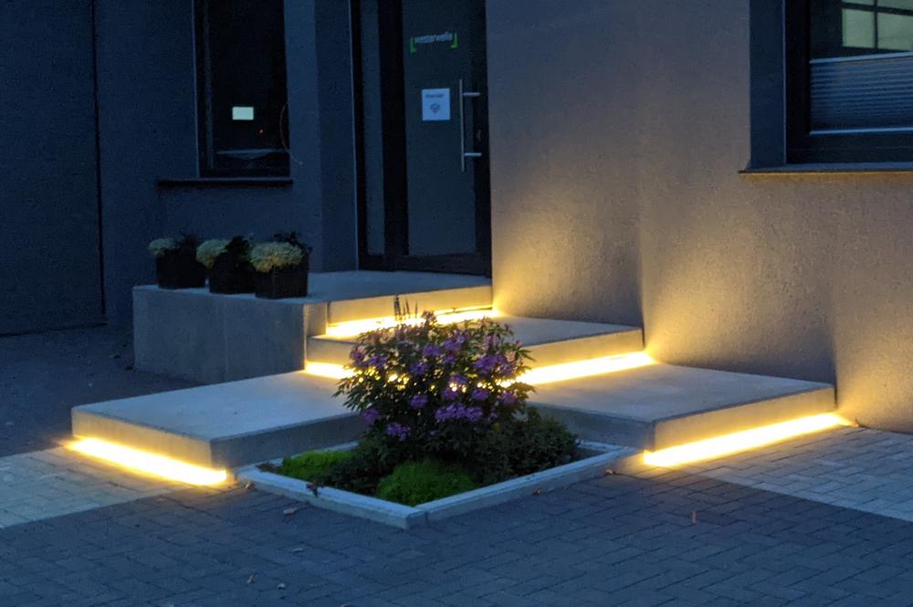 Betonstufen mit Beleuchtung bei Nacht - seitlich