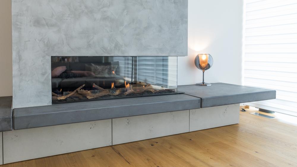 Moderner Kamin mit Platten aus Beton