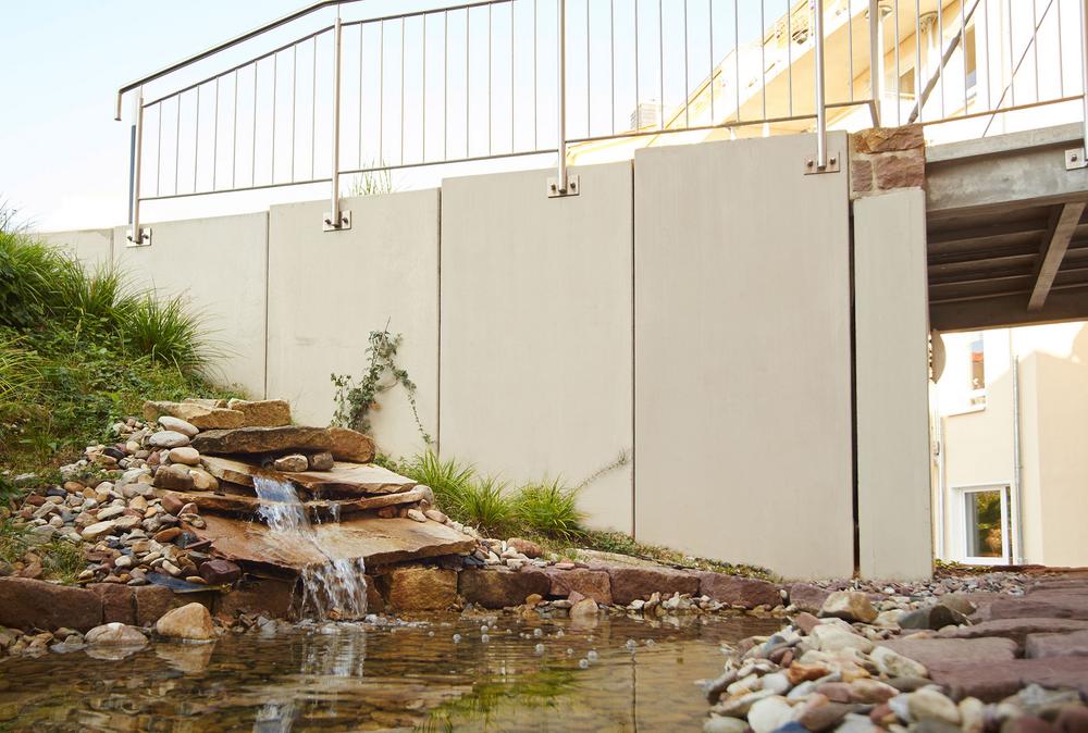 [Translate to Polski:] Winkelstützen in einer Brücke mit Geländer
