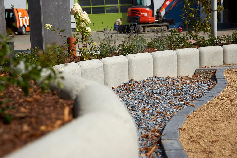 oben angerundete Einfassung eines Blumenbeets