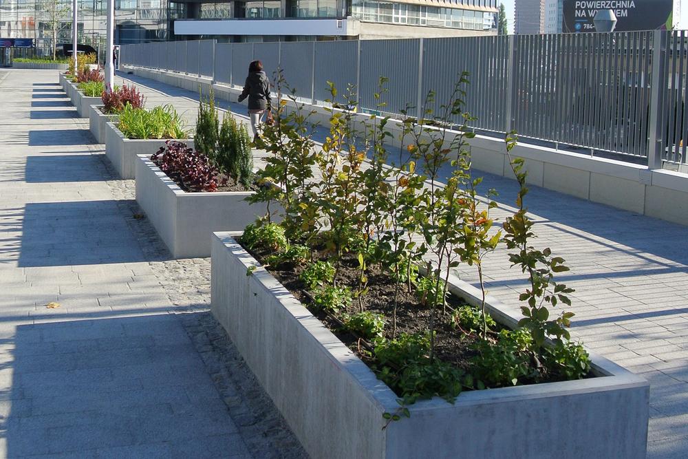 Reihe von Blumenkübeln an einer Straße