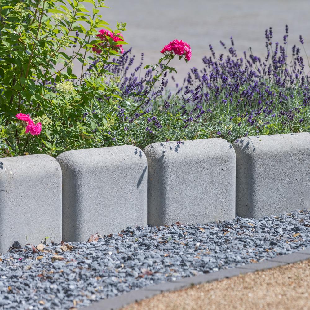 Blumenbeet mit Betonsteinen