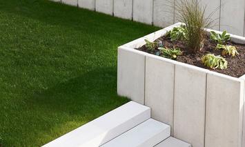 [Translate to Polski:] Blumenbeet mit Beton-Einfassung