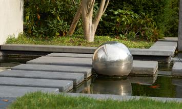 Beton-Trittsteine in einem Gartenteich