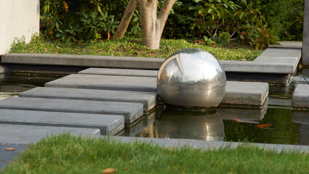 Gartenteich mit Betontrittsteinen