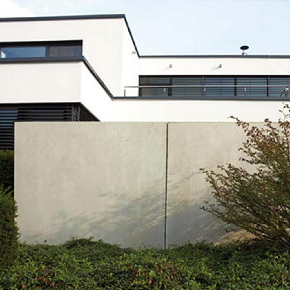 [Translate to Polski:] Betonwand an einem modernen Einfamilienhaus