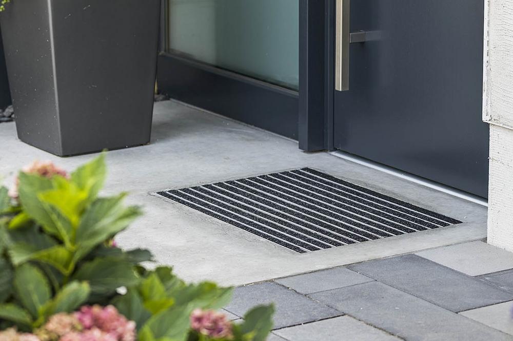 Fußmatte in Beton eingelassen