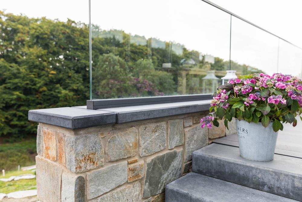 Mauer mit Abdeckplatte aus Beton