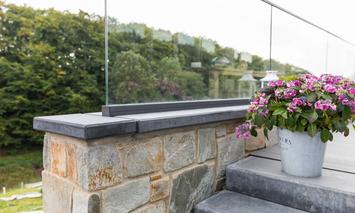 Mauer mit Betonplatte an einer Terasse