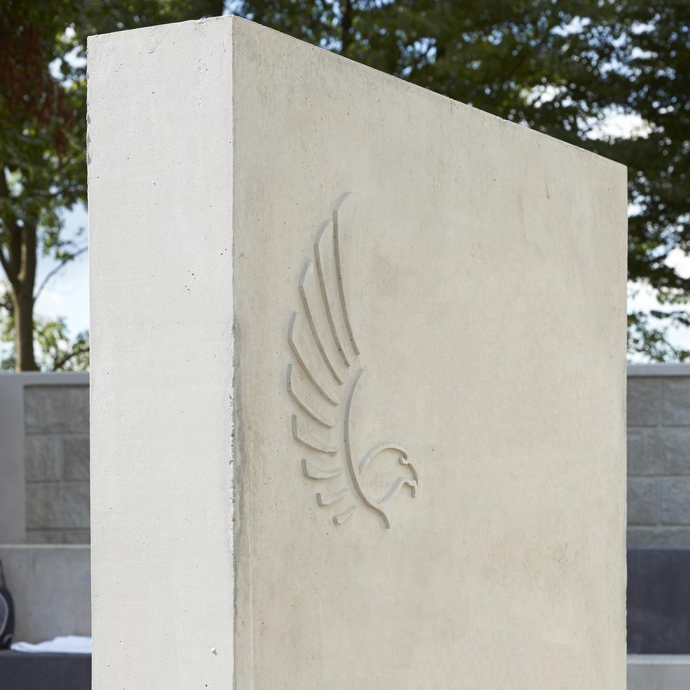 Betonowa stela z płaskorzeźbą skrzydła