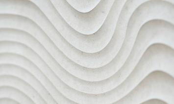 Płaskorzeźba w kształcie fali