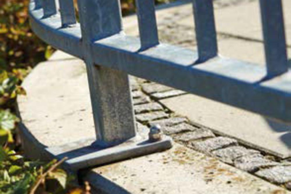 Detail Metallzaun in Beton geschraubt