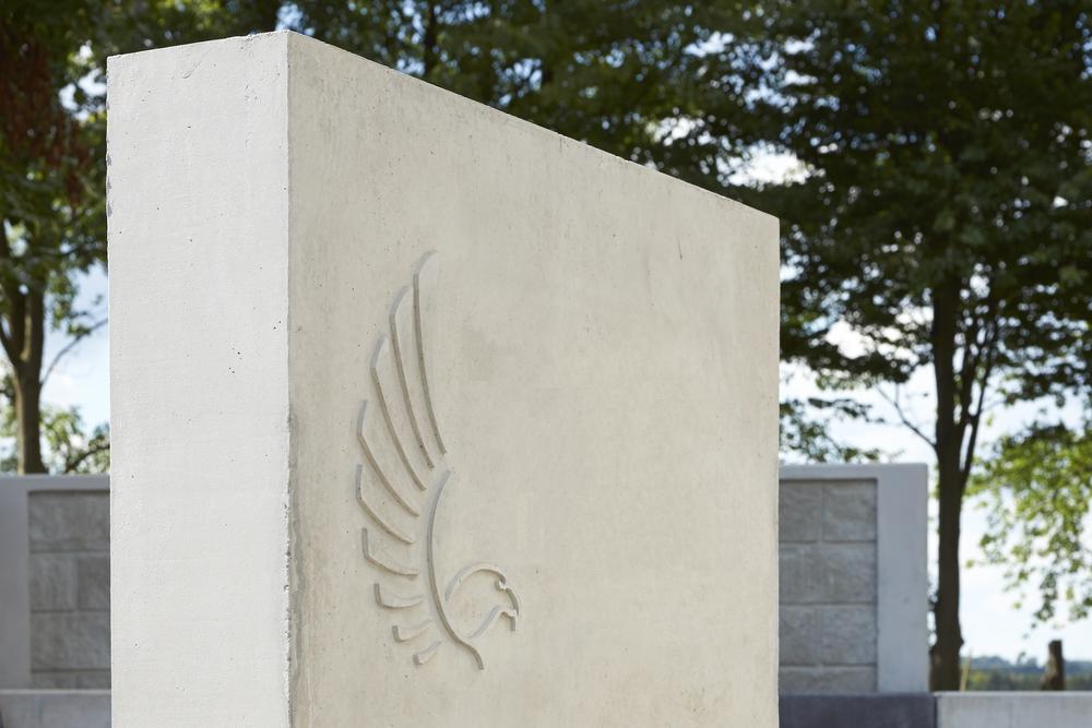 Stele mit Relief eines Adlers