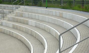 kreisförmige Betonstufen