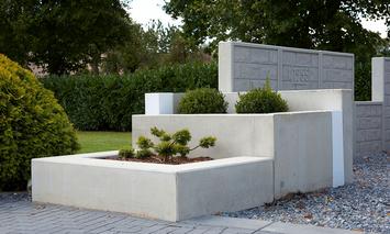 Blumenkübel aus Beton in unterschiedlicher Höhe