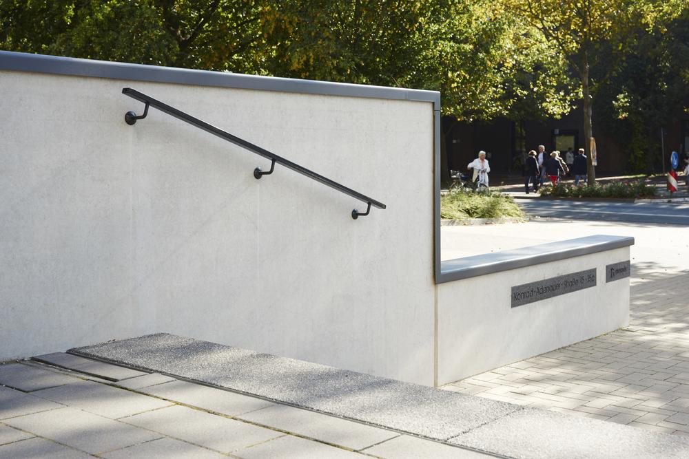 [Translate to Polski:] Wand neben Treppe mit Metallabdeckung