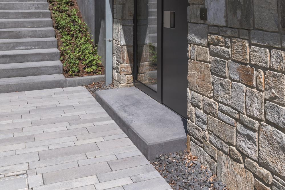 Podest und Weg mit Betonplatten