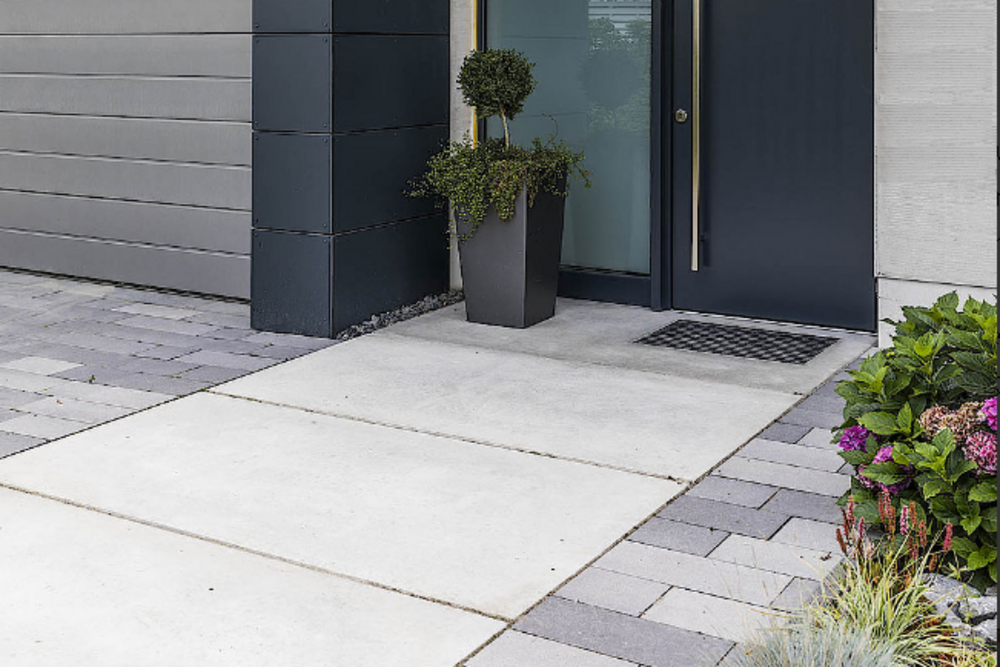 Wejście do domu z płyt betonowych