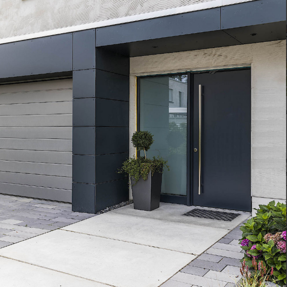 Eingang mit Betonplatten