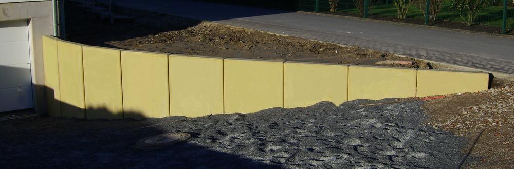 Żółte wsporniki kątowe na wjeździe do garażu