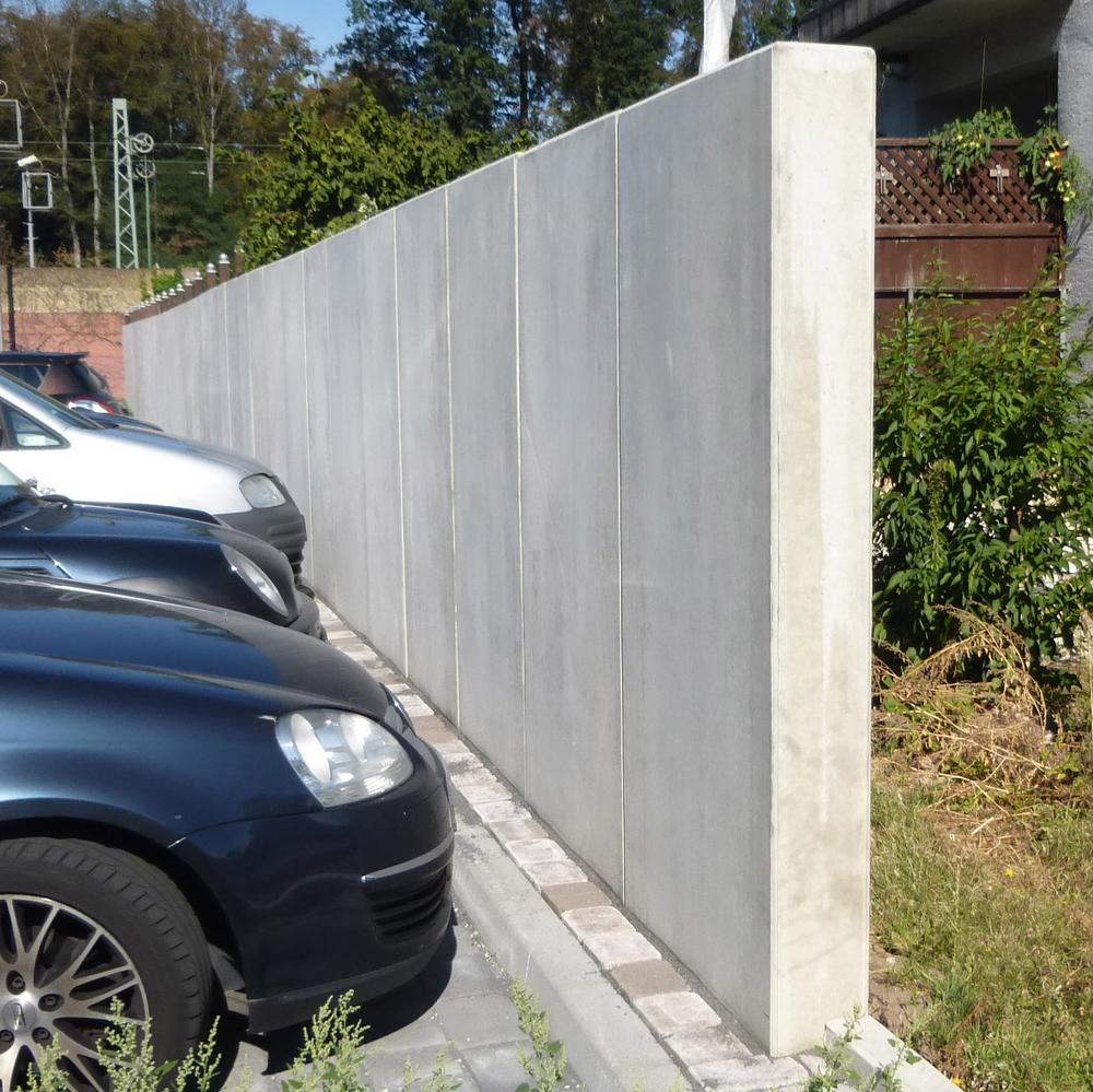 [Translate to Polski:] Betonwand an einem Parkplatz
