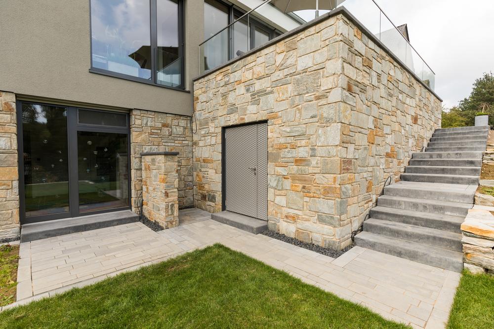 Terrasse auf Podest mit Betonplatten und Betontreppe