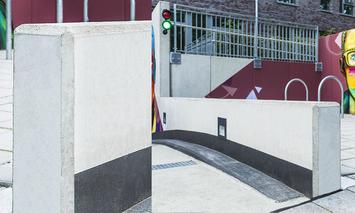 [Translate to Polski:] Winkelstützen an einer Tiefgarageneinfahrt