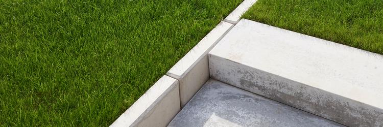 Rasen mit Betonkante und Stufen